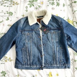 LEVI’S WOMEN’S ORIGINAL SHERPA TRUCKER JACKET, size M, Medium Wash